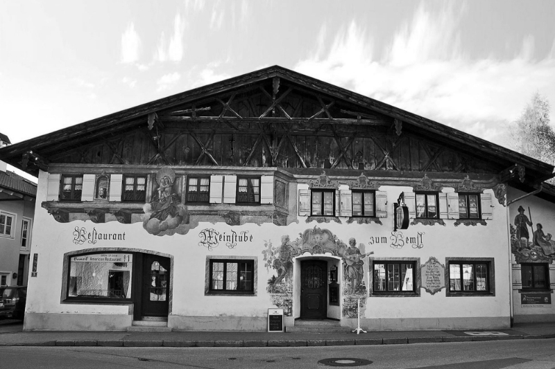 The front of the Bems'l Music Bar & Grill in Oberammergau.