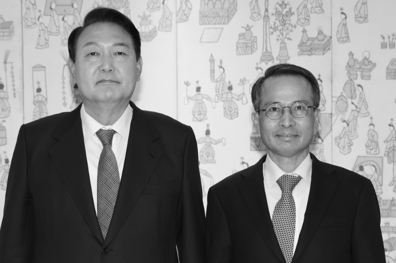 South Korean President Yoon Seok-youl (left) and National Intelligence Service (NIS) chief Kim Kyou-hyun.