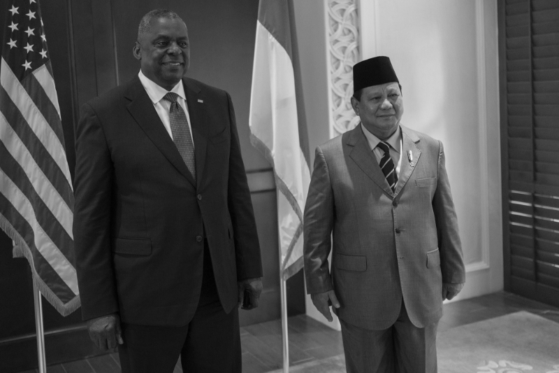Indonesian Defence Minister Prabowo Subianto (right) and his US counterpart Lloyd Austin on 10 June 2022 in Singapore.