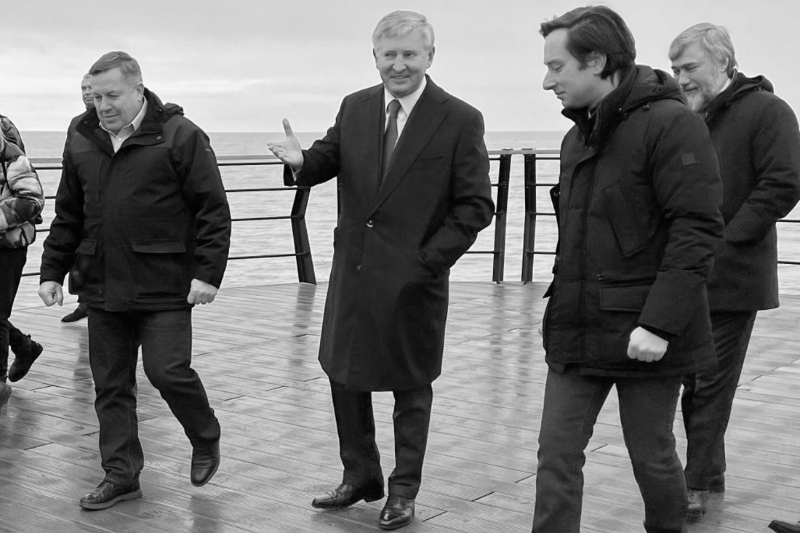 Ukrainian oligarch Rinat Akhmetov (C) and businessman Vadim Novinsky (R) walking along a seafront in Mariupol, the 16th February 2022.