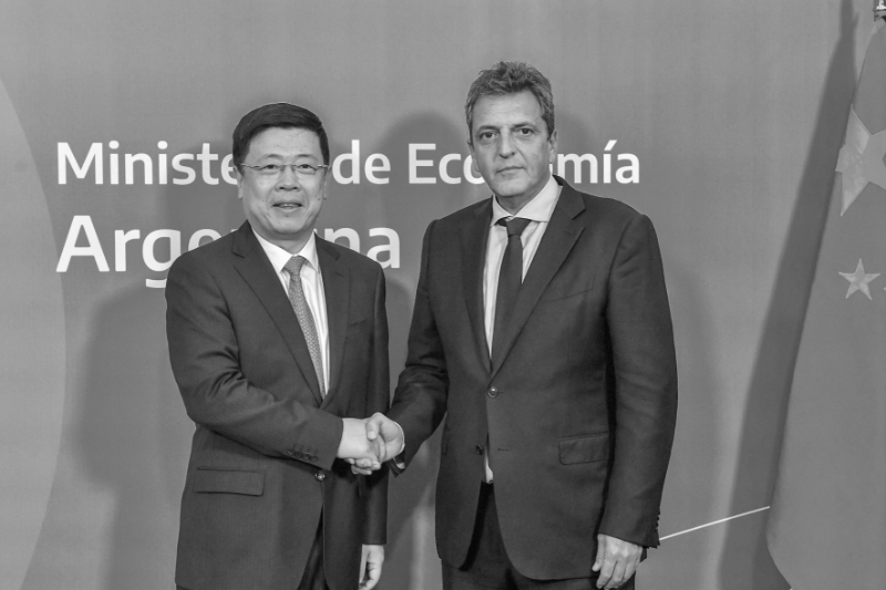 Chinese ambassador to Argentina, Zou Xiaoli (L), and Argentina's economy minister, Sergio Massa, on April 26, 2023 in Buenos Aires.