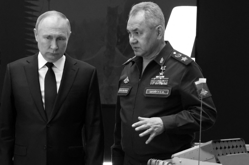 Russian President Vladimir Putin and his Defense Minister Sergei Choigou.
